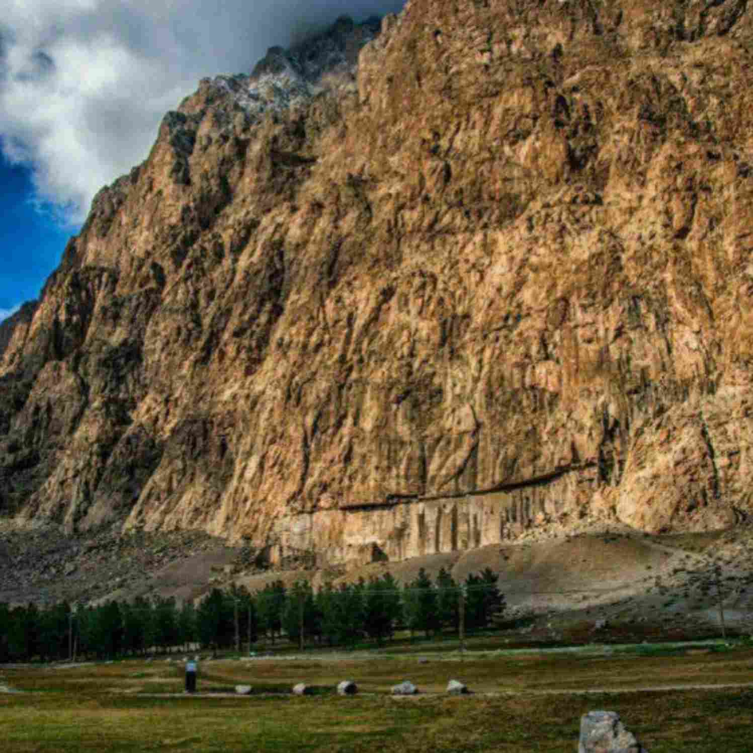 دانلود اهنگ  سر شبه رنگ آسمون مشکی ترازو
