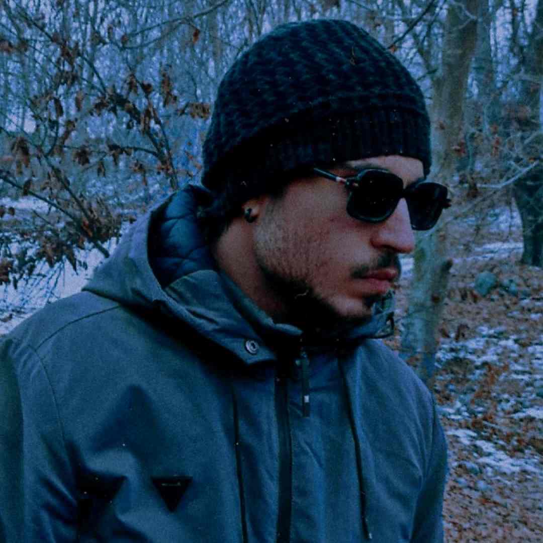 دانلود اهنگ رادین ﺷﺪم اوﻧﻰ ﻛﻪ ﻣﻴﺨﻮای ﺟﺎﻳﺰم ﻳﻪ ﺑﻐﻠﻪ