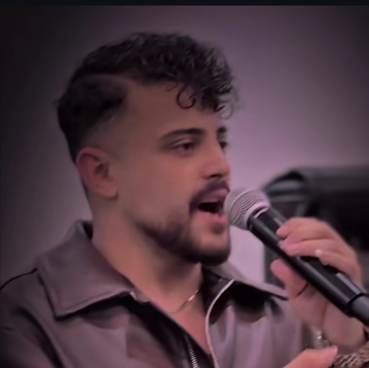 دانلود اهنگ محمد ملایی سر سنگ مزارم گل بریزید