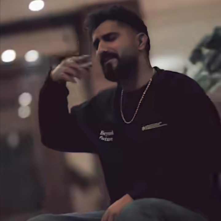 دانلود اهنگ محمد امیری پیکا بالا پایین میشن چرا هرچی میخورم